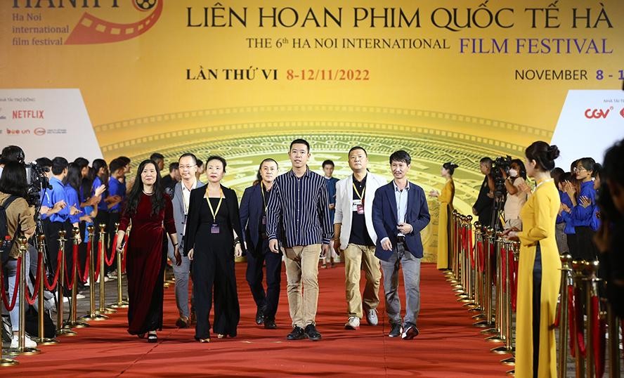 Các nghệ sĩ, người hoạt động điện ảnh trên thảm đỏ Liên hoan Phim quốc tế Hà Nội lần thứ VI.