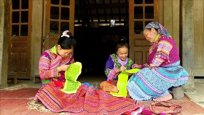 Bà Cù Thị Triệu, thôn Khuổi Khít, xã Kiến Thiết (huyện Yên Sơn, tỉnh Tuyên Quang) dạy các cháu gái kỹ thuật thêu hoa văn trên trang phục truyền thống. 