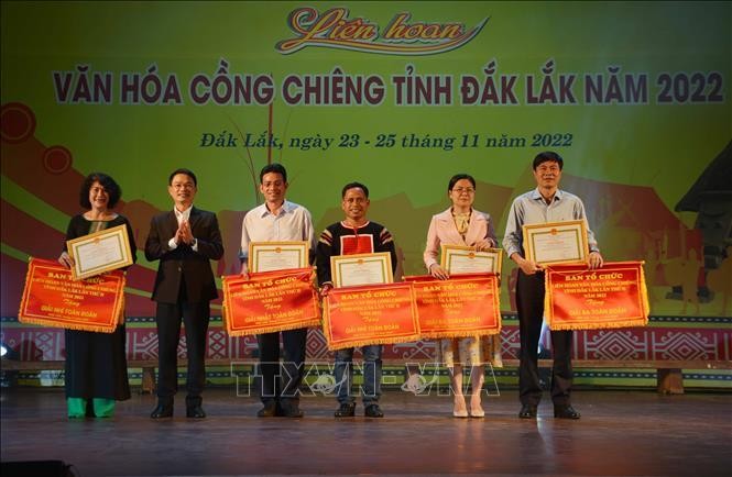 BTC trao giải Nhất, Nhì, Ba toàn đoàn. 