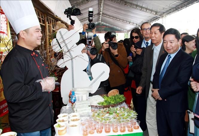 Các đại biểu tham quan gian hàng phở.