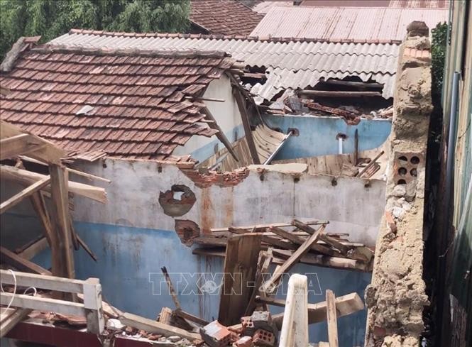 Nhà ở người dân huyện Bình Sơn bị hư hại sau bão số 4. Ảnh minh họa: TTXVN phát