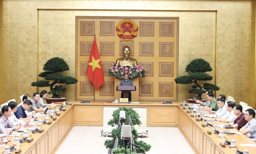 Thủ tướng Phạm Minh Chính chủ trì họp đánh giá công tác ứng phó cơn bão số 4. Ảnh: Dương Giang/TTXVN