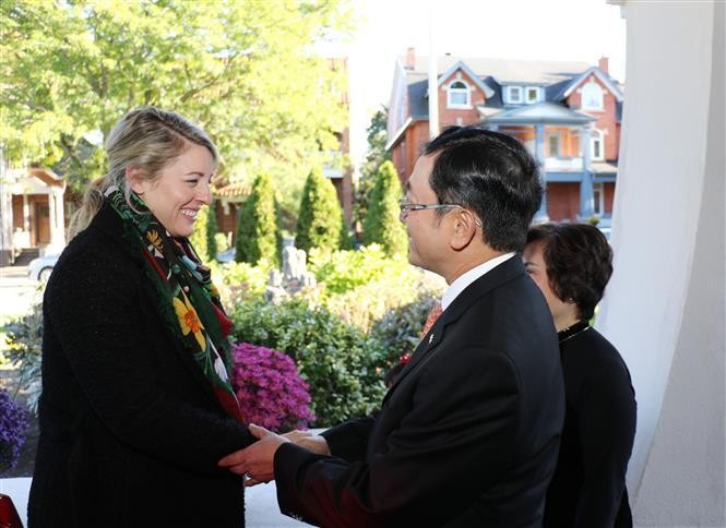 Đại sứ Việt Nam tại Canada Phạm Cao Phong và Ngoại trưởng Canada Melanie Joly. Ảnh: Trung Dũng/PV TTXVN tại Canada