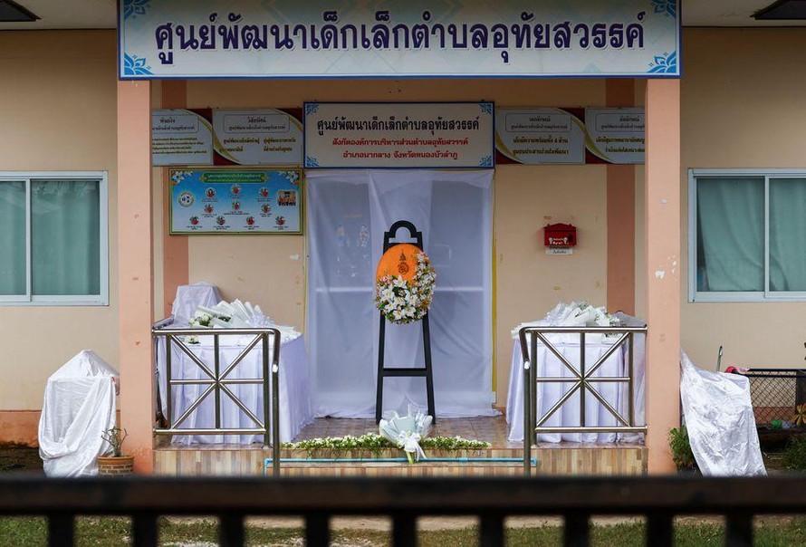 Những bông hoa tưởng niệm được đặt tại trung tâm chăm sóc trẻ em thuộc tỉnh Nongbua Lamphu, Thái Lan, nơi xảy ra vụ xả súng hàng loạt khiến nhiều người thiệt mạng và bị thương. Ảnh: REUTERS/Athit Perawongmetha