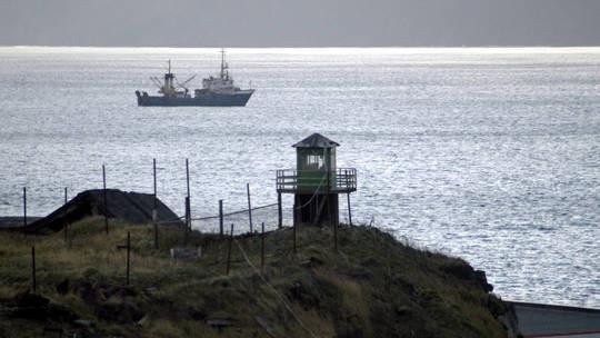 Tháp biên phòng Nga trên đảo Kunashir, một đảo trong quần đảo tranh chấp Kuril/Chishima, vào tháng 11/2005 Ảnh: AP