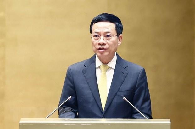 Bộ trưởng Thông tin và Truyền thông Nguyễn Mạnh Hùng trình bày Tờ trình về dự án Luật Giao dịch điện tử-sửa đổi. (Ảnh: Doãn Tấn/TTXVN)