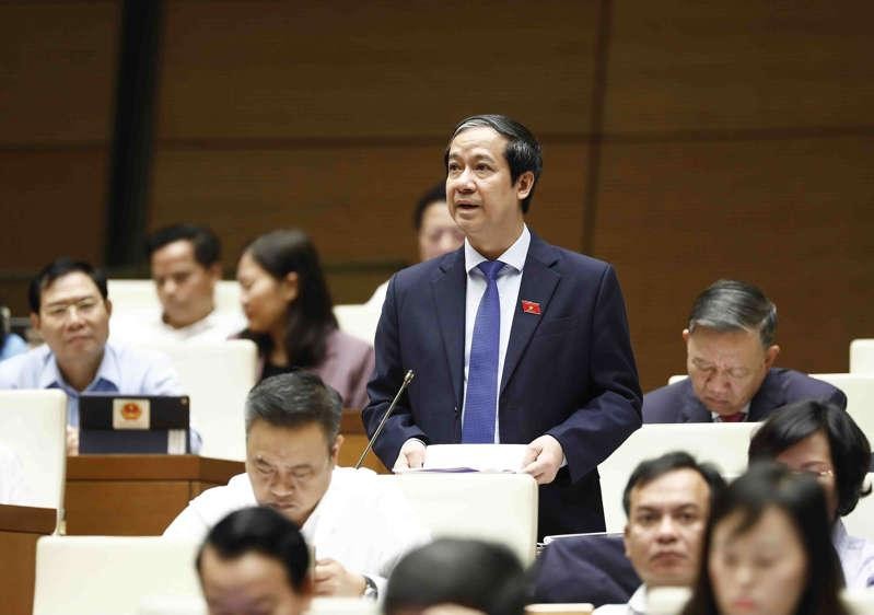 Bộ trưởng Bộ Giáo dục và Đào tạo Nguyễn Kim Sơn giải trình, làm rõ một số vấn đề đại biểu Quốc hội nêu. Ảnh: An Đăng/TTXVN