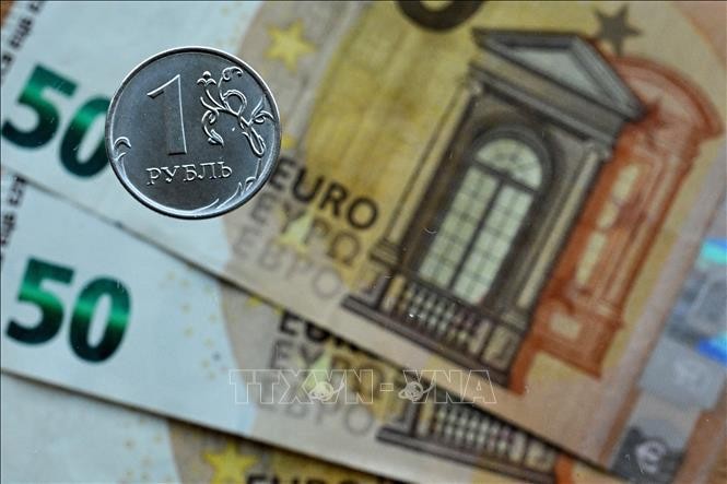 Đồng xu ruble của Nga và đồng euro. Ảnh minh họa: AFP/TTXVN