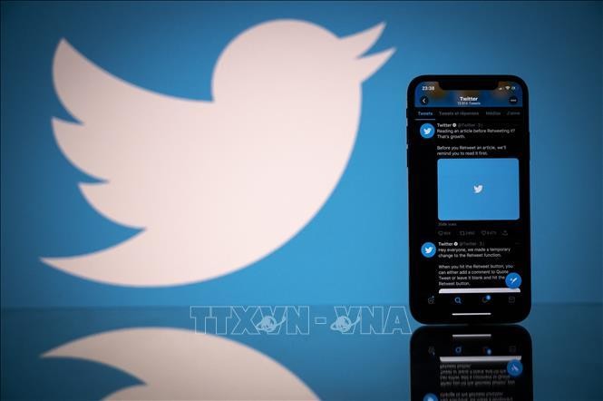 Biểu tượng Twitter trên màn hình điện thoại thông minh và máy tính bảng ở Toulouse, Pháp. Ảnh tư liệu: AFP/TTXVN