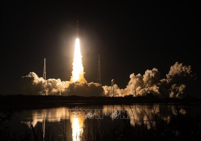 Tên lửa SLS mang theo tàu vũ trụ thám hiểm Mặt Trăng Orion trong sứ mệnh Artemis 1 rời bệ phóng tại Trung tâm vũ trụ Kennedy, bang Florida, Mỹ ngày 16/11/2022. Ảnh: THX/TTXVN