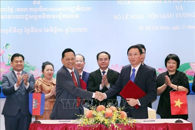 Ông Vũ Hoài Bắc (phải), Trưởng ban Ban Tôn giáo Chính phủ (Bộ Nội vụ Việt Nam) và ông Chhit Sokhon (trái), Bộ trưởng Bộ Lễ nghi và Tôn giáo Campuchia, trao đổi văn kiện sau khi ký Thỏa thuận hợp tác trong lĩnh vực tôn giáo giai đoạn 2022 - 2026.