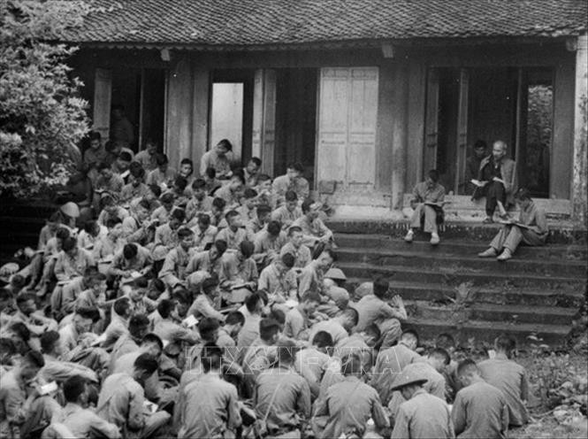 Ngày 19/9/1954, tại sân Đền Giếng trong Khu di tích Đền Hùng (Phú Thọ), trước khi về tiếp quản Thủ đô, cán bộ, chiến sĩ Đại đoàn Quân tiên phong - Sư đoàn 308 - được nghe Chủ tịch Hồ Chí Minh nói chuyện thân mật. Người căn dặn: "Các vua Hùng đã có công dự