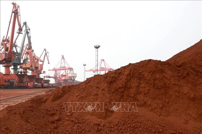 Đất hiếm chuẩn bị được đưa đi xuất khẩu tại Liên Vân Cảng ở tỉnh Giang Tô, Trung Quốc. Ảnh: AFP/TTXVN