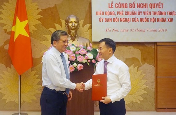 Đồng chí Nguyễn Văn Giàu trao Nghị quyết và chúc mừng đồng chí Đôn Tuấn Phong.