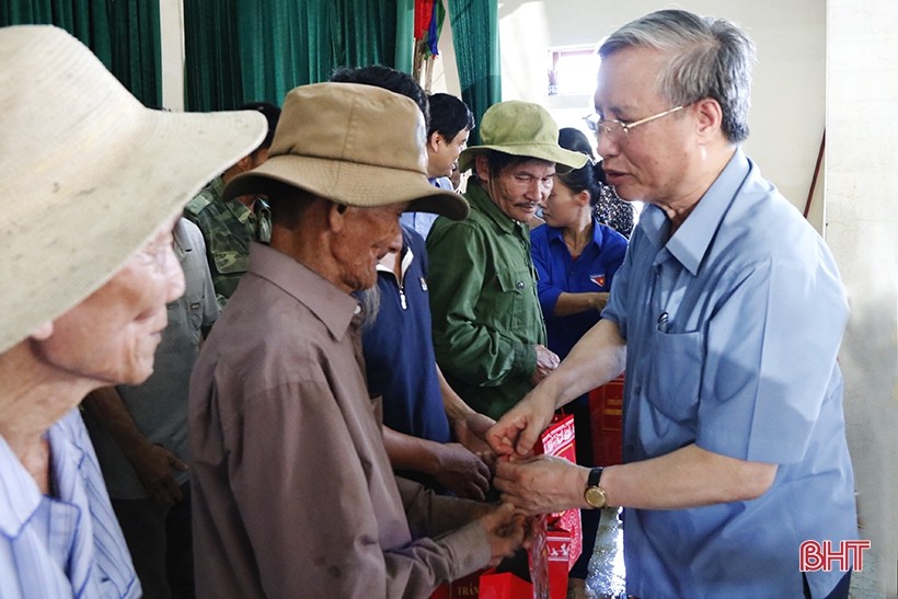 Đồng chí Trần Quốc Vượng động viên, tặng quà hộ nghèo trên địa bàn thôn Bồng Giang 1, xã Đức Giang. Ảnh: Báo Hà Tĩnh