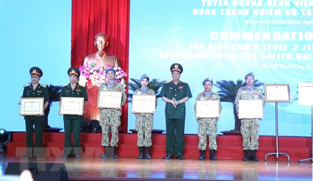 Thượng tướng Trần Quang Phương trao tặng bằng khen cho các cá nhân, tập thể có thành tích xuất sắc trong tham gia nhiệm vụ gìn giữ hòa bình Liên hợp quốc. (Ảnh: Xuân Khu/TTXVN)