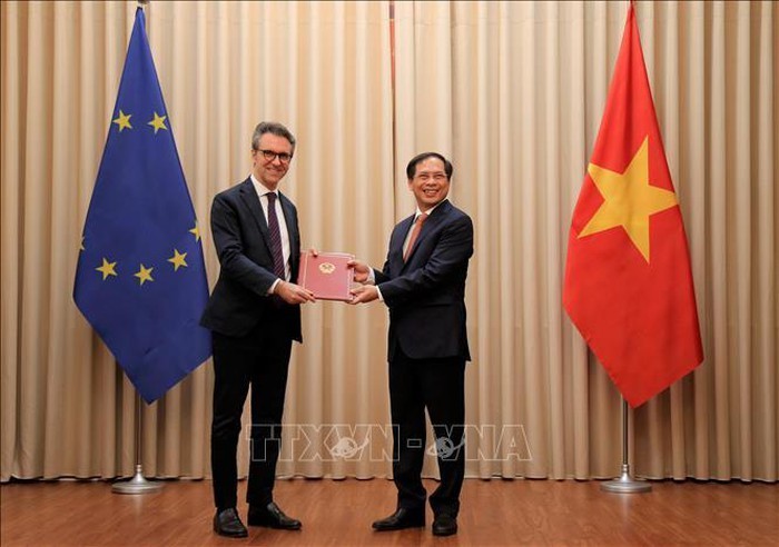 Thứ trưởng Thường trực Bộ Ngoại giao Bùi Thanh Sơn trao Công hàm thông báo phê chuẩn Hiệp định EVFTA và EVIPA cho Đại sứ, Trưởng Phái đoàn EU tại Việt Nam Pier Giorgio Aliberti.
