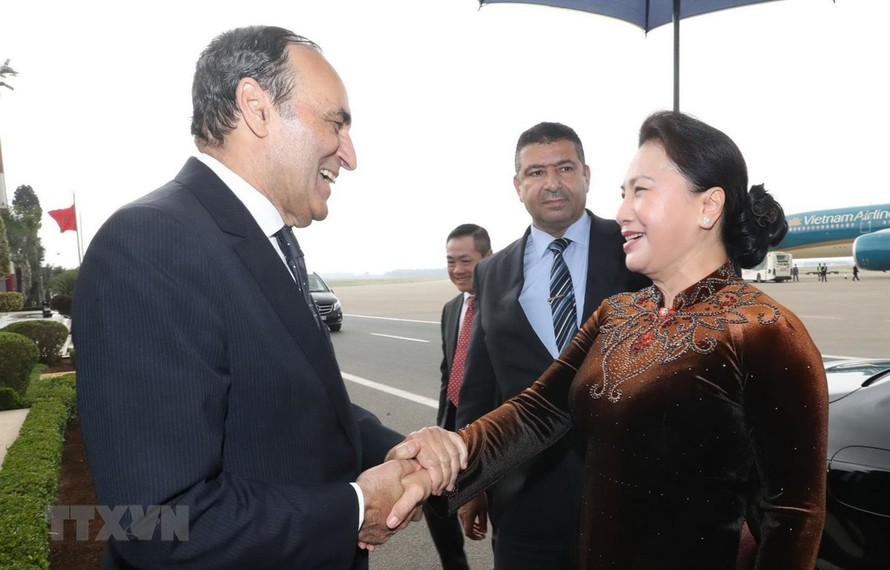 Chủ tịch Hạ viện Maroc Habib El Malki đón Chủ tịch Quốc hội Nguyễn Thị Kim Ngân tại sân bay quốc tế Rabat Salle