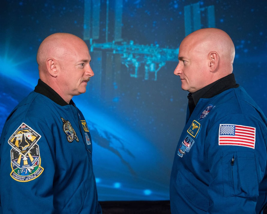 Phi hành gia Scott Kelly (phải) và anh trai sinh đôi của ông, cựu phi hành gia Mark Kelly. Ảnh: nasa.gov