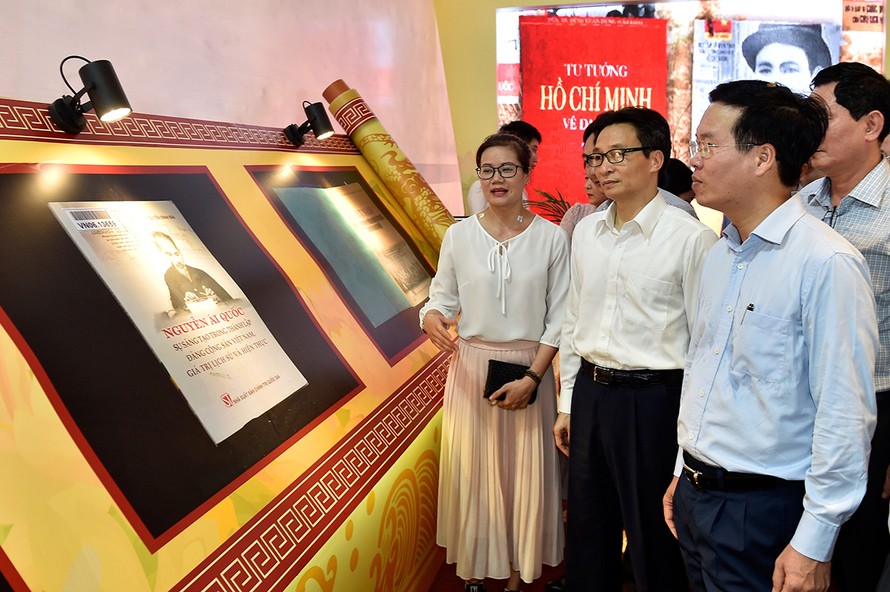 Trưởng ban Tuyên giáo Trung ương Võ Văn Thưởng cùng Phó Thủ tướng Vũ Đức Đam thăm gian trưng bày các tác phẩm lịch sử
