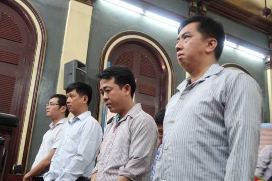 Bị cáo Nguyễn Minh Hùng (thứ 2 từ phải sang) tại phiên tòa phúc thẩm 