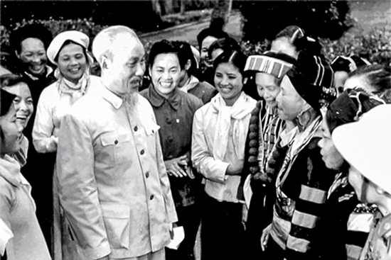 Chủ tịch Hồ Chí Minh và đồng bào các dân tộc