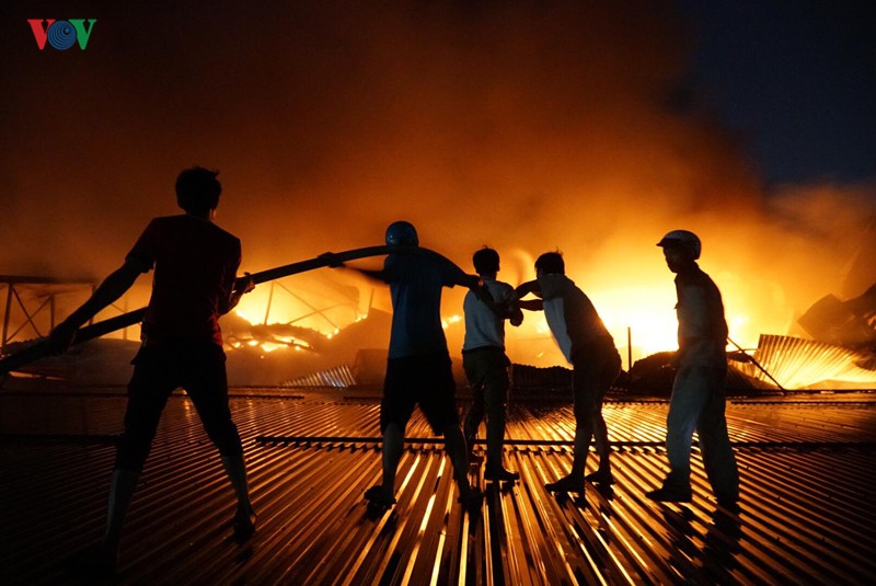 Ngay sau khi xảy ra vụ việc, Công an Hà Nội đã huy động hàng chục xe chữa cháy từ các quận Thanh Trì, Cầu Giấy, Đống Đa, Hà Đông tới hỗ trợ. Lực lượng chức năng đang triển khai đội hình phun nước dập lửa - Ảnh: Nguyễn Ngân.