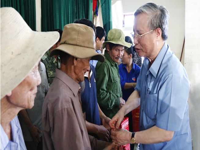 Ông Trần Quốc Vượng thăm hỏi, động viên, trao quà cho các gia đình ở Hà Tĩnh bị ảnh hưởng bởi mưa lũ. Ảnh: BHT