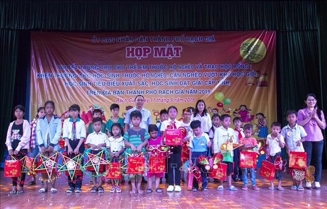 Khen thưởng các học sinh tiêu biểu xuất sắc, học sinh đạt giải cấp tỉnh năm học 2018 - 2019. Ảnh: Hồng Đạt/TTXVN