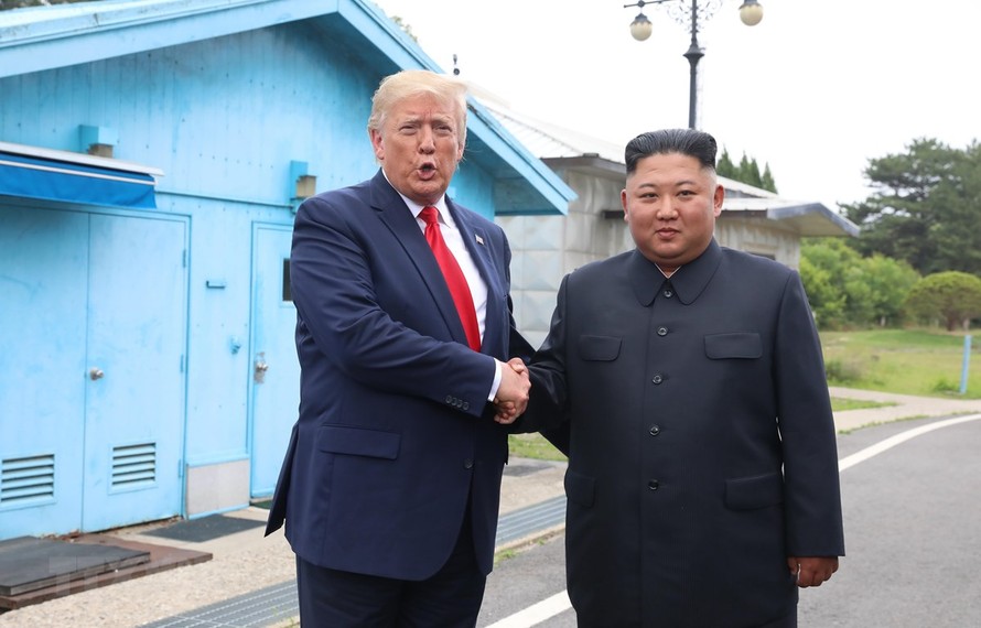 Tổng thống Mỹ Donald Trump (trái) và nhà lãnh đạo Triều Tiên Kim Jong-un trong cuộc gặp tại làng đình chiến Panmunjom ở biên giới liên Triều ngày 30/6/2019. (Ảnh: THX/TTXVN)