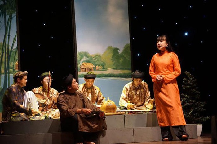 Các nghệ nhân đờn ca tài tử Nam Bộ trình diễn trong chương trình “100 năm nguồn cội” được tổ chức tại Nhà hát Bến Thành (TP HCM)