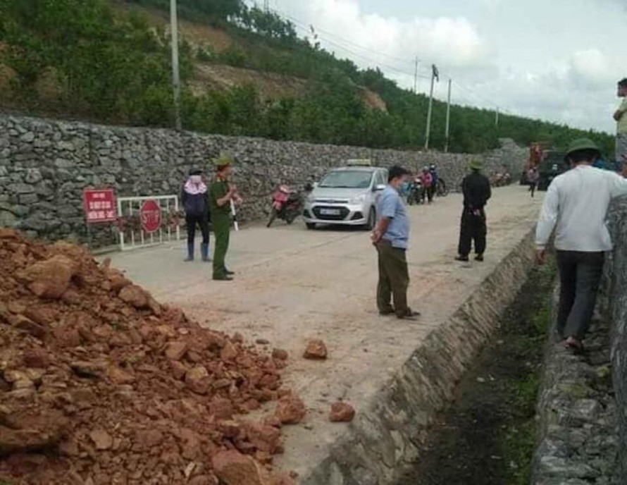 Vì sao Quảng Ninh đổ đất chặn đường?