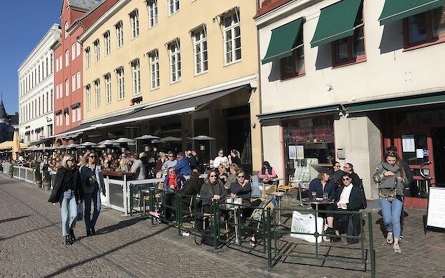 Sinh hoạt của người dân vẫn bình thường trên đường phố ở Malmo, Thụy Điển, trong mùa dịch Covid-19. Ảnh: Gary Moore.