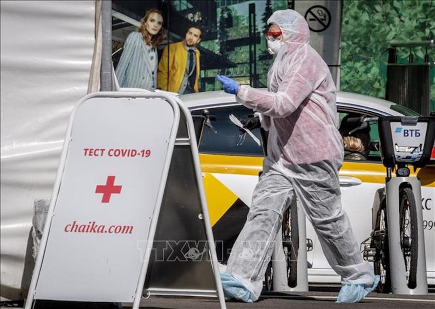 Nhân viên y tế làm nhiệm vụ tại một điểm xét nghiệm COVID-19 ở Moskva, Nga ngày 2/5/2020. Ảnh: AFP/TTXVN