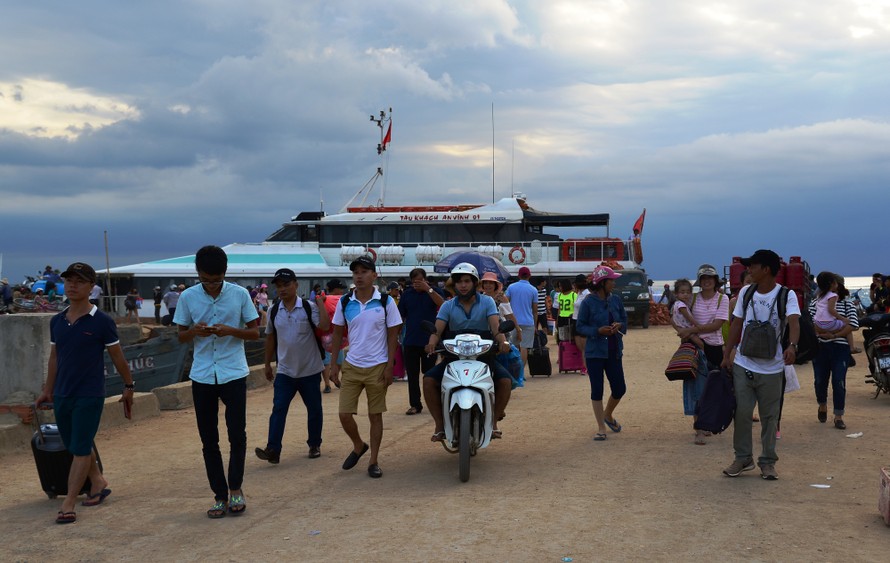 Cần ngăn chặn nạn chèo kéo khách du lịch ở huyện đảo Lý Sơn
