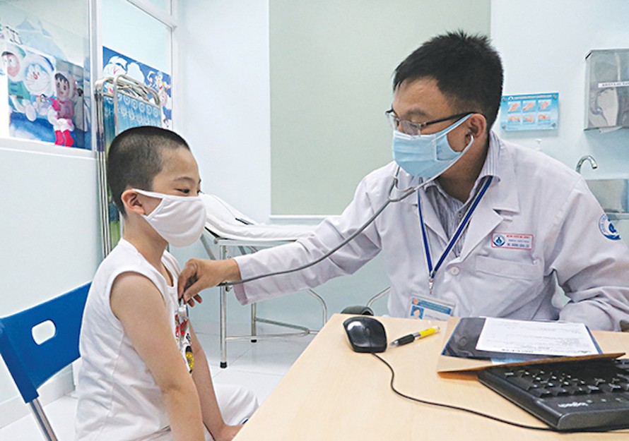 Bác sĩ BV Nhi đồng 1 TPHCM khám bệnh cho một bệnh nhi mắc bệnh đường tiêu hóa