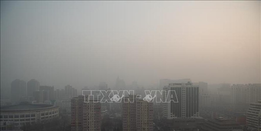 Khói mù ô nhiễm bao phủ bầu trời Bắc Kinh, Trung Quốc ngày 18/1/2020. Ảnh: AFP/TTXVN