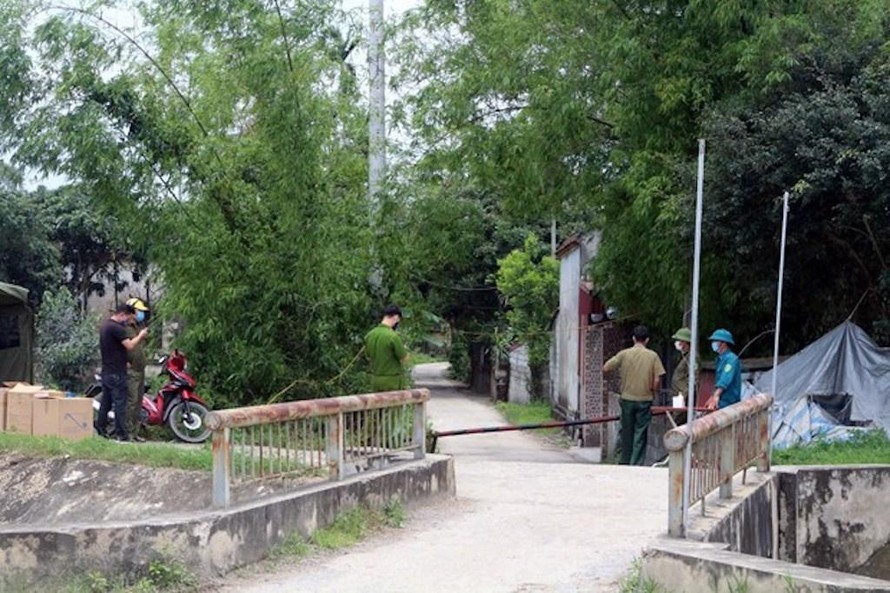 Lập chốt kiểm soát dịch bệnh tại huyện Lý Nhân (tỉnh Hà Nam), nơi ở của bệnh nhân 2899.