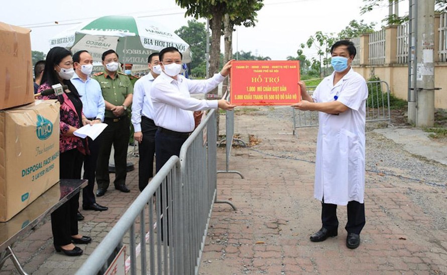 Bí thư Thành ủy Hà Nội Đinh Tiến Dũng và các đồng chí lãnh đạo thành phố Hà Nội trao hỗ trợ cho các y, bác sĩ đang thực hiện nhiệm vụ tại Bệnh viện Bệnh nhiệt đới trung ương, cơ sở Kim Chung (huyện Đông Anh), ngày 8-5-2021.