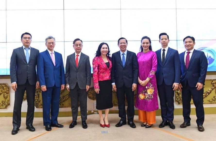 Chủ tịch UBND TP.HCM Phan Văn Mãi (đứng giữa) cùng các nhà đầu tư muốn đầu tư vào TP.HCM.