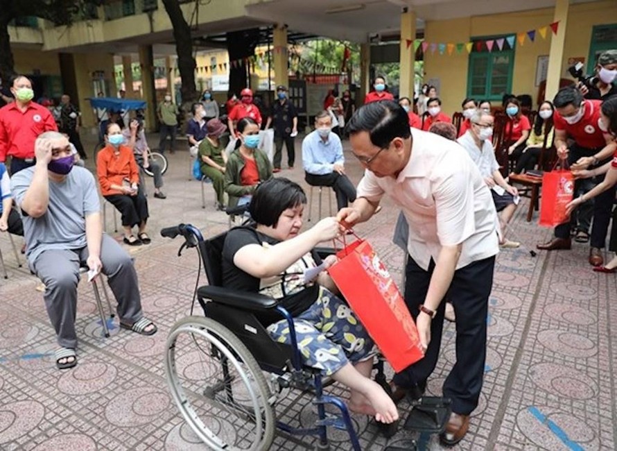 Hội Chữ thập Đỏ Việt Nam tặng quà cho người khuyết tật, người có hoàn cảnh khó khăn do dịch trên địa bàn quận Hoàn Kiếm. 