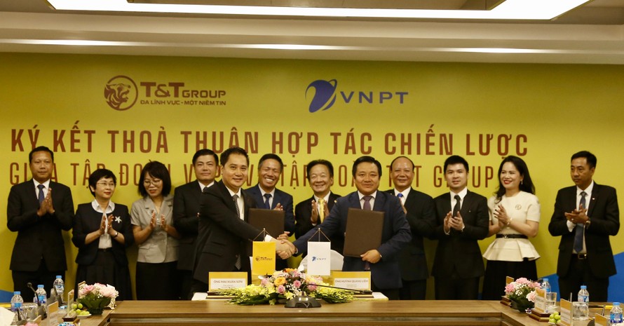 Ông Mai Xuân Sơn, Tổng Giám đốc Tập đoàn T&T Group (bên trái) và ông Huỳnh Quang Liêm, Tổng Giám đốc Tập đoàn VNPT (bên phải) trao Thỏa thuận hợp tác chiến lược tổng thể, toàn diện.