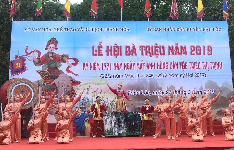 Lễ hội Đền Bà Triệu tái hiện hình tượng anh hùng dân tộc Triệu Thị Trinh trong cuộc khởi nghĩa chống quân xâm lược Đông Ngô. 