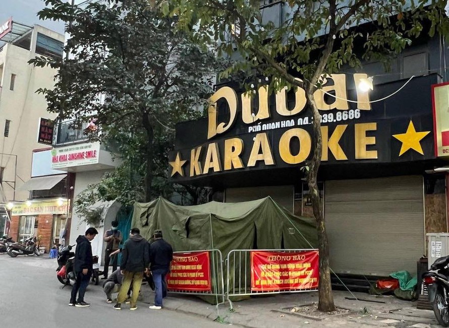UBND TP. Hà Nội yêu cầu tuyệt đối không để các cơ sở karaoke, bar, vũ trường hoạt động "chui", hoạt động lén lút. (Ảnh: Chính quyền lập chốt canh cơ sở karaoke hoạt động "chui" tại 189 Quan Hoa, quận Cầu Giấy, Hà Nội).