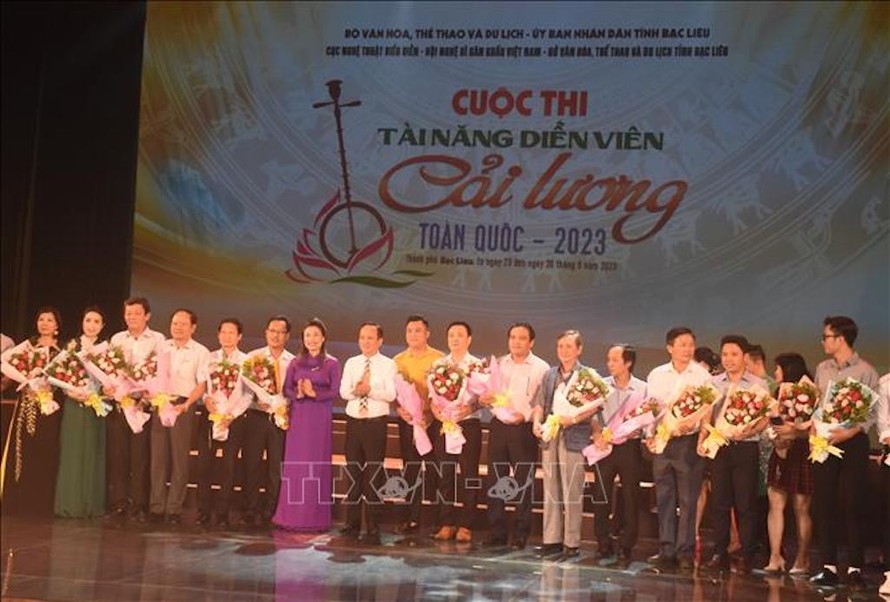 Chủ tịch UBND tỉnh Bạc Liêu Phạm Văn Thiều tặng hoa cho các đơn vị tham gia cuộc thi tài năng diễn viên cải lương toàn quốc – 2023. 