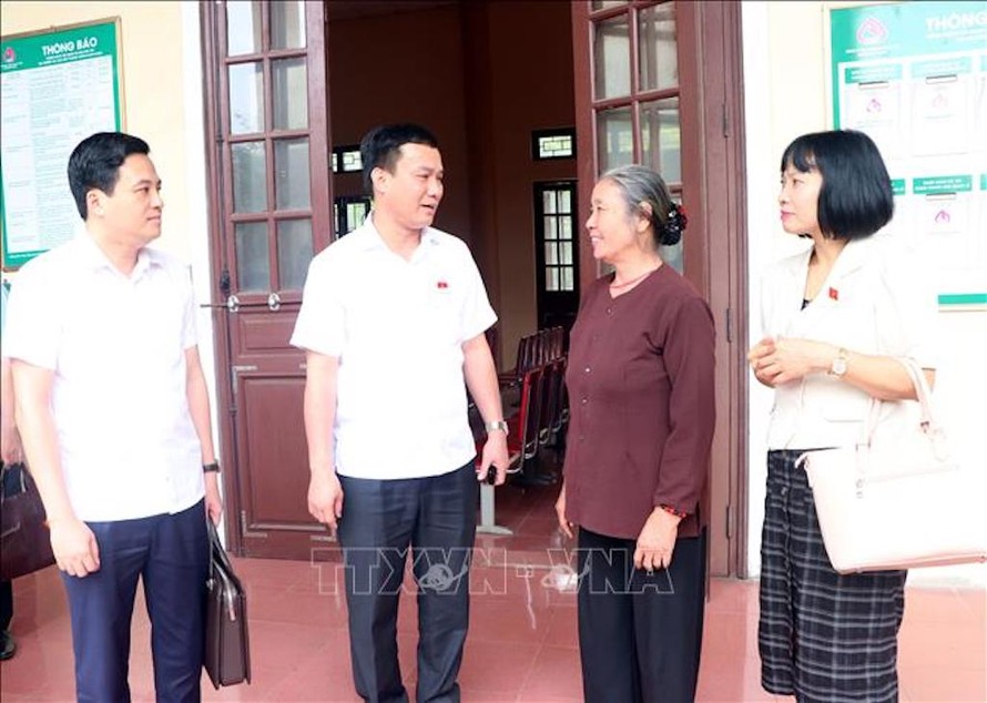 Chủ tịch UBND tỉnh Hải Dương Triệu Thế Hùng (thứ 2 từ trái sang) và các đại biểu Quốc hội trao đổi với cử tri. 