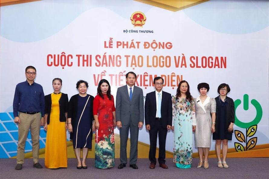 Ban tổ chức cuộc thi gồm đại diện Bộ Công Thương, Tập đoàn Điện lực Việt Nam, Ngân hàng Thế giới, Hội Mỹ thuật Việt Nam và các chuyên gia.