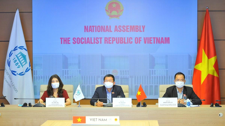 Đoàn đại biểu Quốc hội Việt Nam tham dự lễ bế mạc trực tuyến. (Ảnh: Minh Đức/TTXVN) 