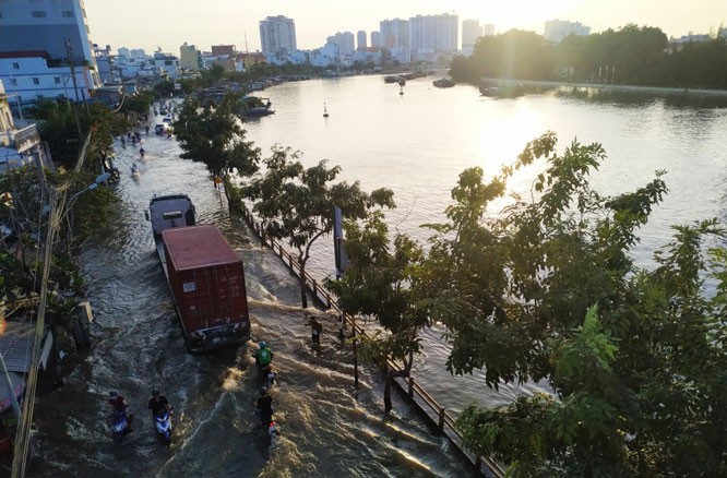Nước kênh Tẻ tràn bờ khi triều cường đạt đỉnh, gây ngập đường Trần Xuân Soạn (quận 7).