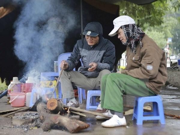 Người dân vùng cao thị xã Sa Pa, Lào Cai đốt lửa sưởi ấm. Ảnh: TTXVN 